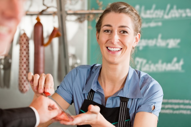 Pretty Butcher vendiendo carne al cliente