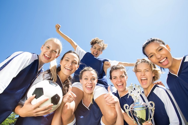 Pretty futbolistas sonriendo a la cámara