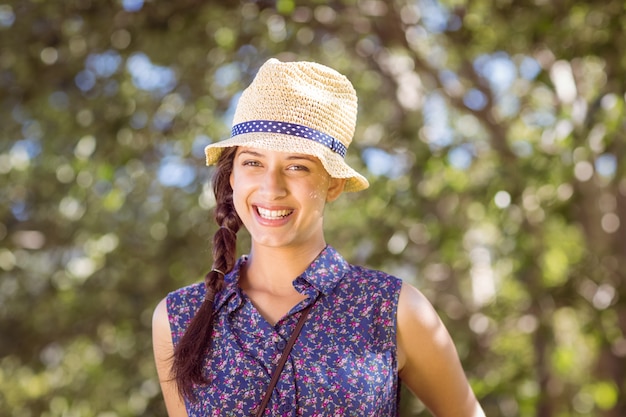 Pretty hipster sorrindo para a câmera