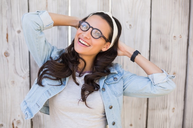 Pretty hipster sorrindo para a câmera