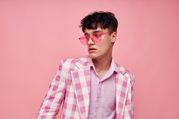 Pretty man pink plaid blazer moda estilo moderno aislado fondo inalterado