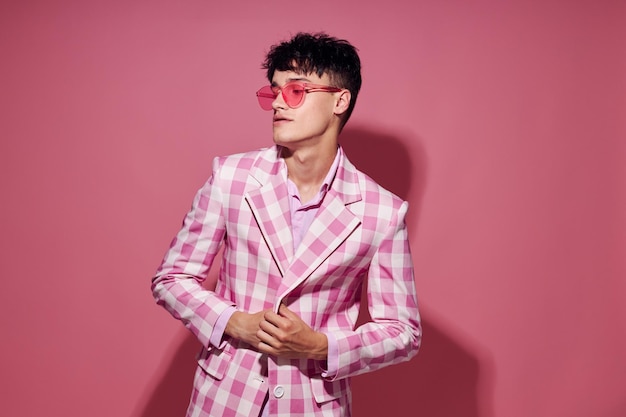 Pretty man plaid blazer pink glasses moda estilo moderno fondo rosa inalterado