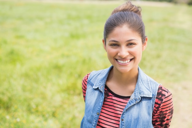 Pretty morena sonriendo a la cámara