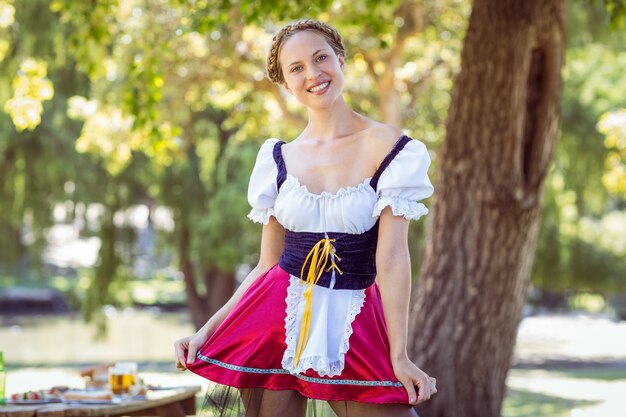 Pretty oktoberfest blonde sorrindo no parque