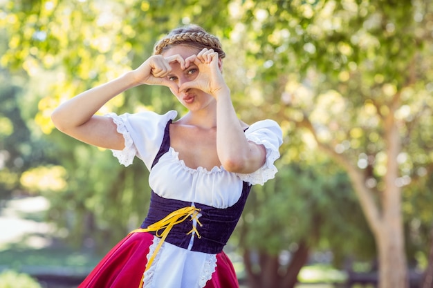 Pretty oktoberfest blonde sorrindo no parque