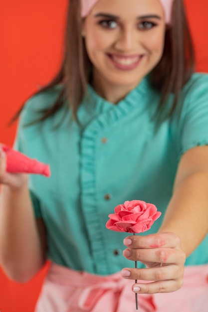 Pretty pastelero haciendo flor