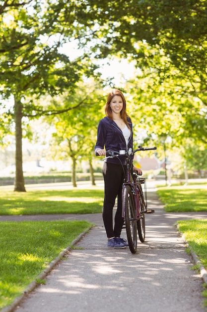 Pretty redhead com sua bicicleta