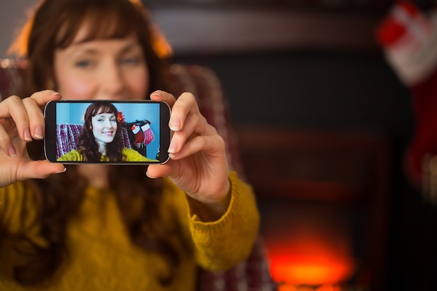 Pretty redhead tomando um selfie no natal