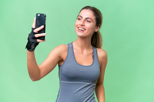 Pretty Sport mujer uruguaya sobre antecedentes aislados haciendo un selfie