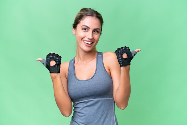 Pretty Sport mujer uruguaya sobre antecedentes aislados con pulgares arriba gesto y sonriendo