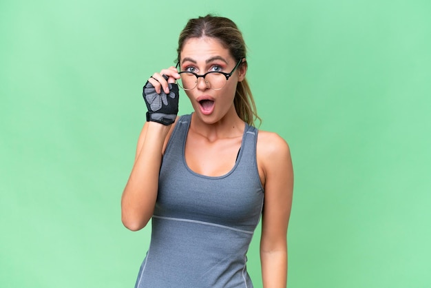 Pretty Sport mujer uruguaya sobre fondo aislado con gafas y sorprendido