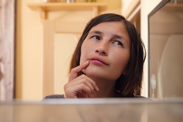 Foto pretty woman buscando comida en el refrigerador