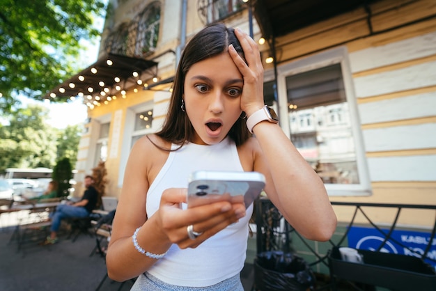 Pretty Woman una calle urbana para leer un sms en su teléfono móvil
