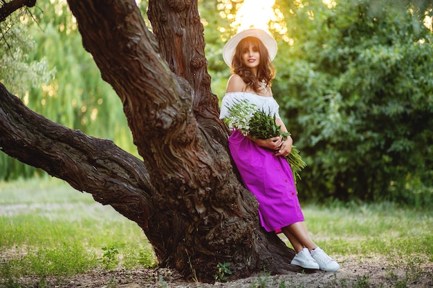 Pretty Woman con gran ramo de flores sobre un fondo de árbol