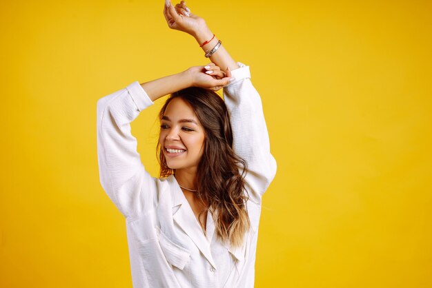 Pretty Woman viste una camisa blanca y jeans.