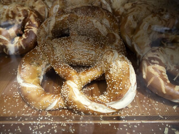 Foto pretze brezel bretzel estilo diferente en una panadería