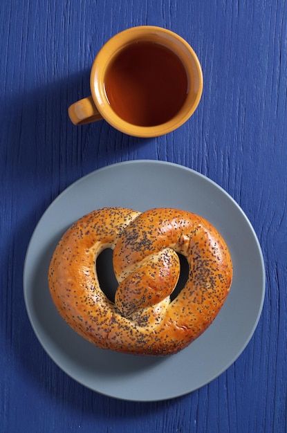 Pretzel de amapola y taza de té