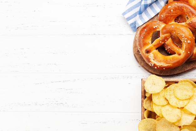 Pretzel caseiro fresco e batatas fritas