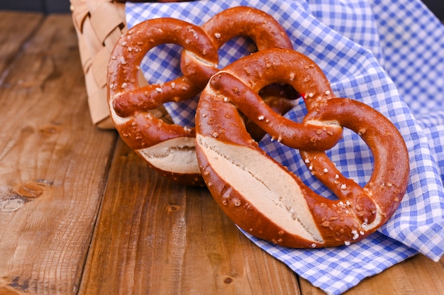 Pretzel da Baviera, decorado com um pano azul e branco em uma placa de madeira rústica Oktoberfest de Munique