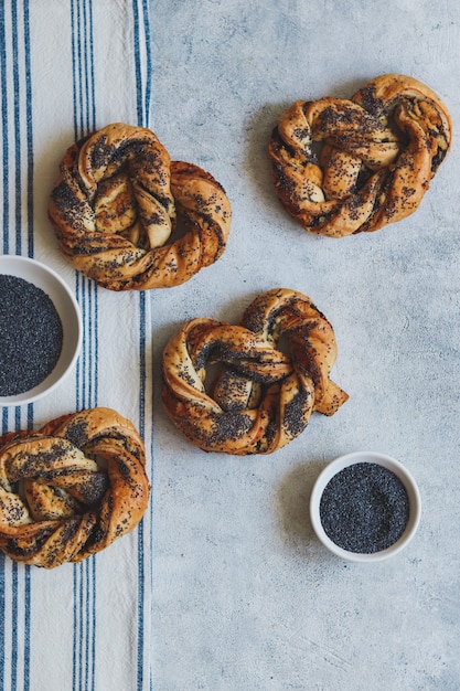 Pretzel dulce con amapola.