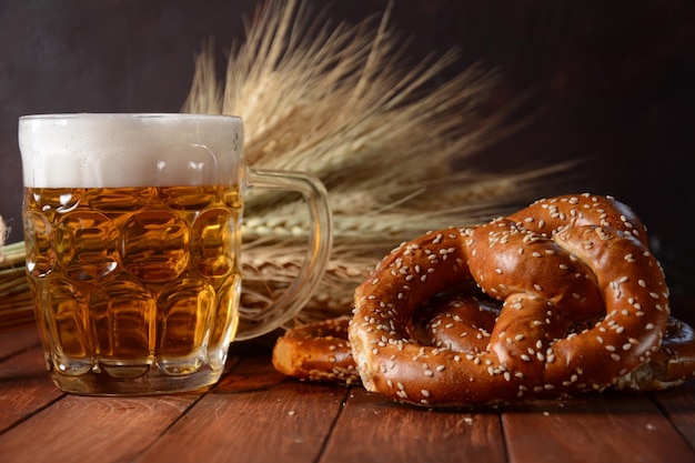 Pretzel macio caseiro recém-assado bávaro com cerveja estilo rústico Oktoberfest