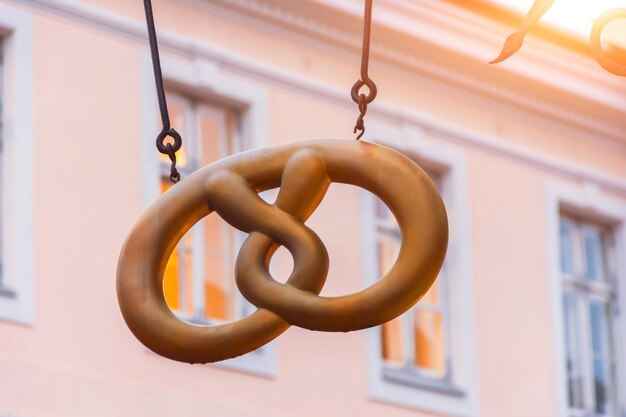 Foto pretzel na forma de um sinal de um café de padaria nas ruas da europa