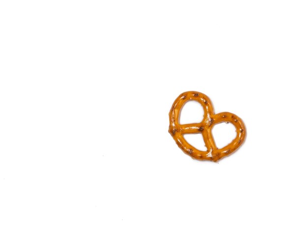 Foto pretzel pequeño sobre un fondo blanco producto de harina hornear para té galleta crujiente