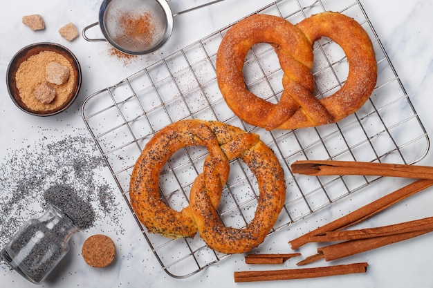 Pretzel, pretzels recién horneados con azúcar, semillas de amapola y canela,