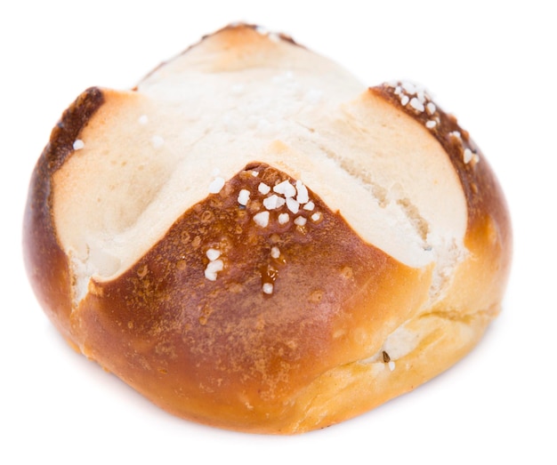 Foto pretzel roll com sal sobre branco