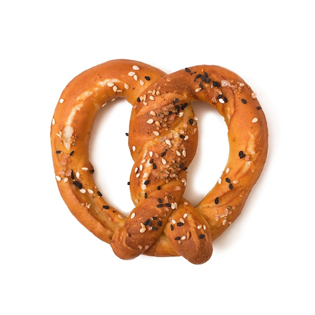 Pretzel con sal y semillas de sésamo aisladas sobre fondo blanco