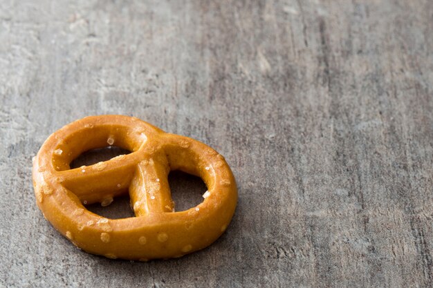 Pretzel salado sobre fondo de madera copia espacio