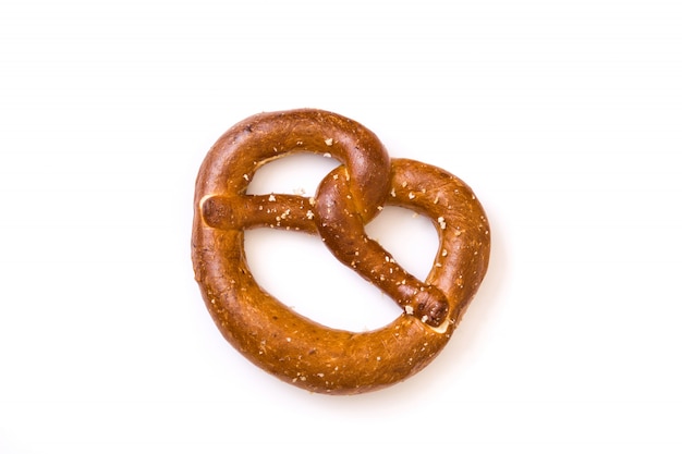 Pretzel salgado isolado na superfície branca