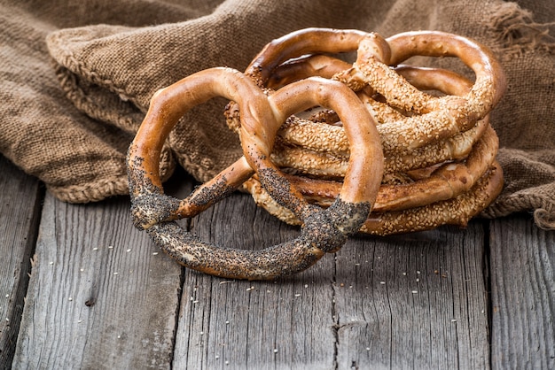 Pretzels alemães na mesa de madeira. pão torrado de trigo