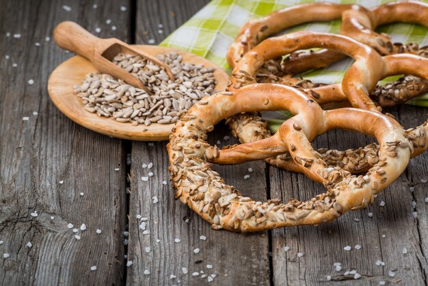 Pretzels alemanes en mesa de madera