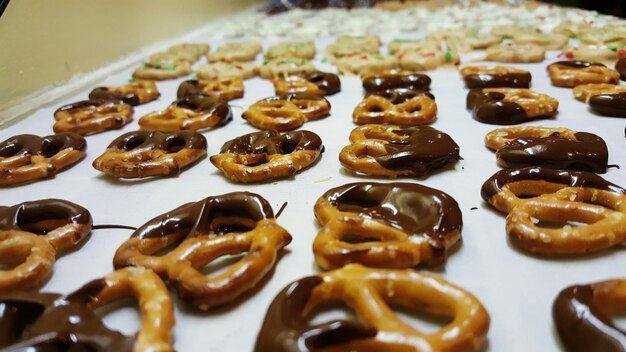 Foto pretzels auf dem tisch