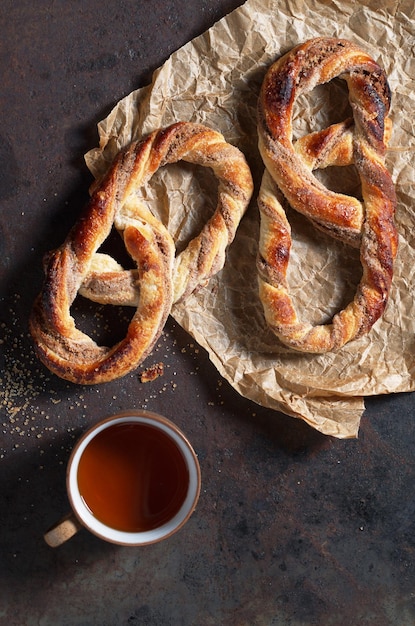 Pretzels con azúcar y té