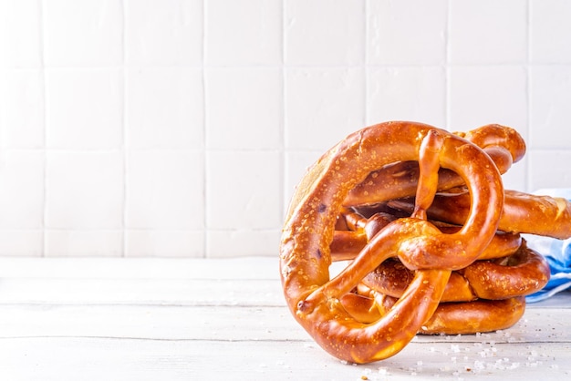 Pretzels bávaros caseros en la mesa de la cocina tradicional Oktoberfest alemán bávaro desayuno lejía bollo pastelería