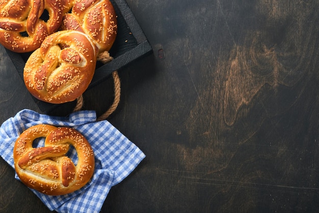 Pretzels bávaros e copo de cerveja lager Oktoberfest menu de comida tradicional pretzels salgados sobre fundo de madeira escuro antigo Vista superior com espaço para texto tema Oktoberfest