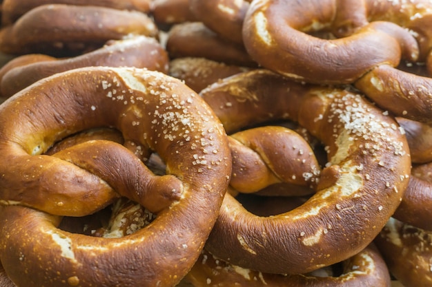 Foto pretzels bávaros frescos, pan delicioso