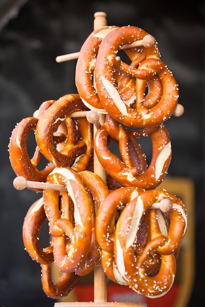 Pretzels: los bocadillos tradicionales alemanes cuelgan del soporte de madera