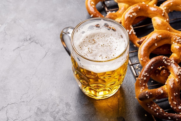 Pretzels caseros recién horneados y cerveza de barril