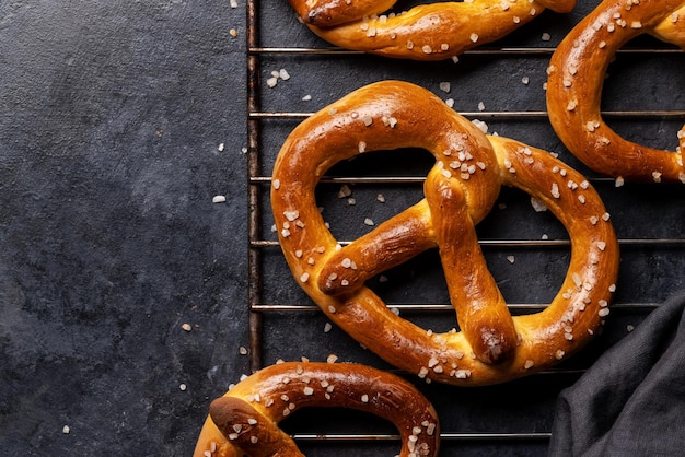 Pretzels caseros recién horneados