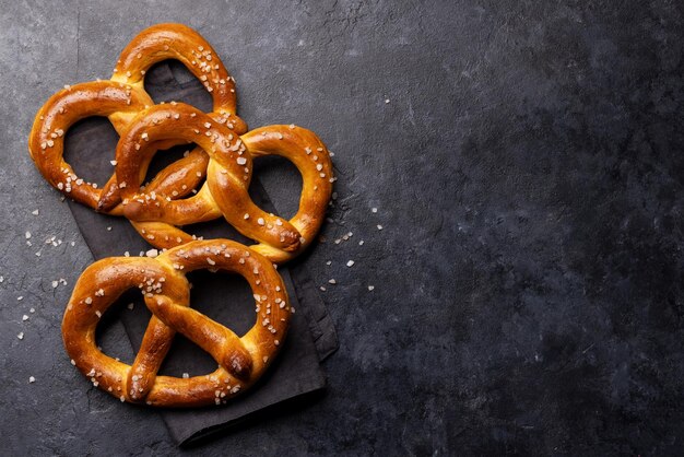 Pretzels caseros recién horneados