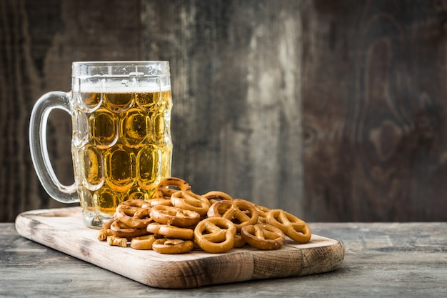 Pretzels y cerveza en el espacio de copia de mesa de madera