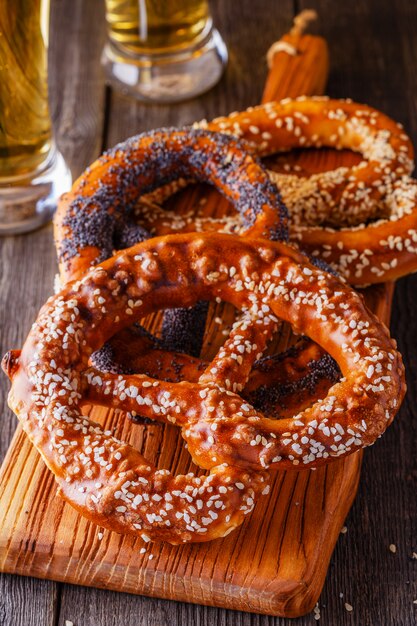 Pretzels y cerveza en una madera.