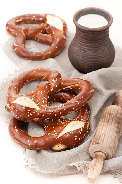 Pretzels com leite em estilo rústico