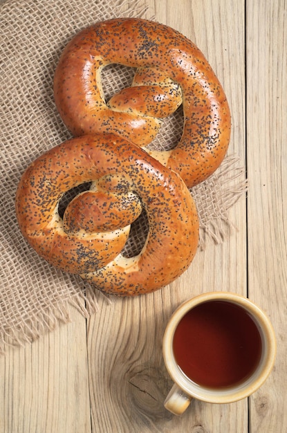 Pretzels com sementes de papoila e chá