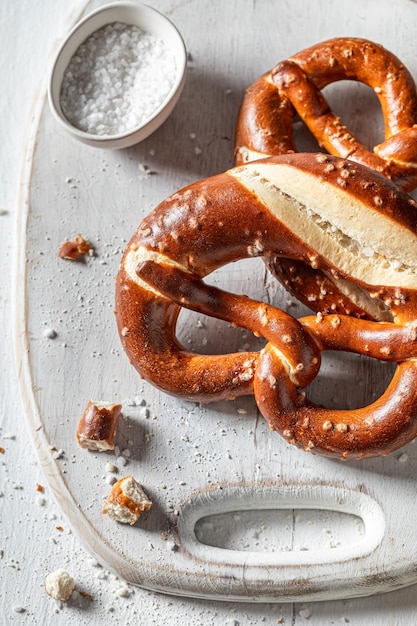 Pretzels crujientes y sabrosos como aperitivo para la cerveza.