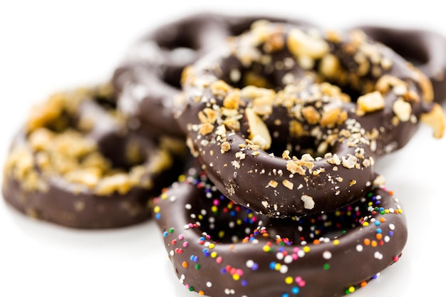 Pretzels cubiertos de chocolate gourmet sobre un fondo blanco.