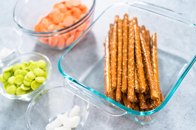 Pretzels cubiertos de chocolate con zanahorias